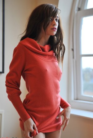 Girl Folio invite you to explore a free pictures with Simone unveiling hot shape